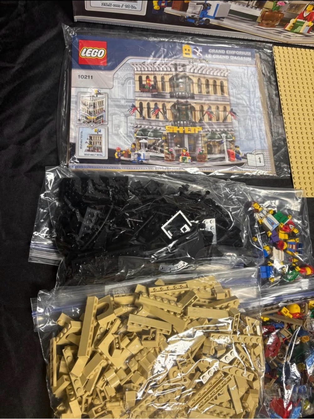 LEGO set 10211 Grand Emporium Modular Building 100% complete - Picture 3 of 6